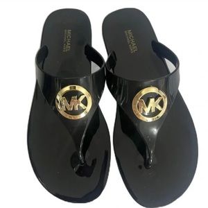 MICHAEL MICHAEL KORS
Lillie Jelly Sandal Domed
Gold MK Charm Size 10